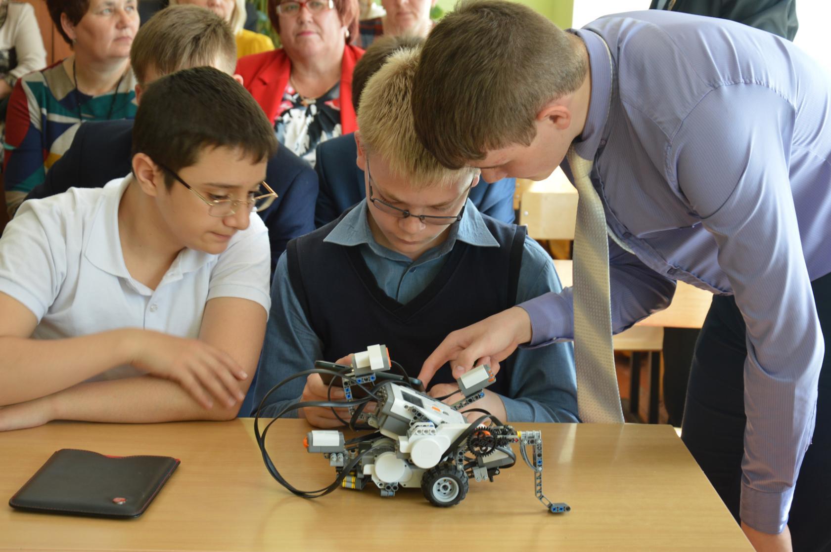 В кружке робототехники занимаются ученики. Робототехника в школе. Кружок робототехники. Робототехника для детей. Робототехника ученики.